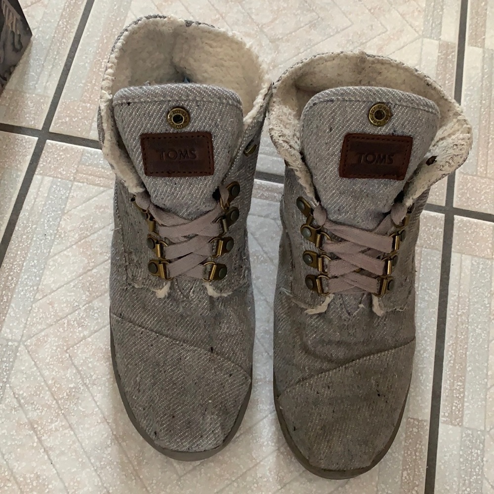 TOMS grey wool /fleece lined ankle boot